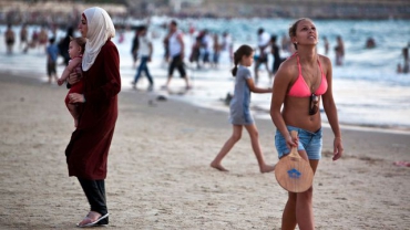 beach-in-tel-aviv-during-eid-al-fitr_5590091.jpg