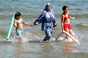 une-femme-portant-un-burkini-illustration.jpg
